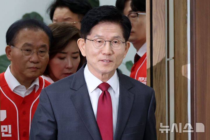 [서울=뉴시스] 조성우 기자 = 김문수 국민의힘 대선후보가 지난 15일 오전 서울 여의도 국회에서 열린 긴급 기자회견에 참석하고 있다. 2025.05.15. xconfind@newsis.com