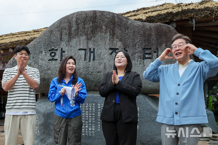 [하동=뉴시스] 권창회 기자 =이재명 더불어민주당 대선 후보가 15일 경남 하동군 화개장터 입구에서 유튜브 'K-이니셔TV 케미폭발 동서화합 화개장터 라이브'를 하고 있다. (공동취재) 2025.05.15. photo@newsis.com