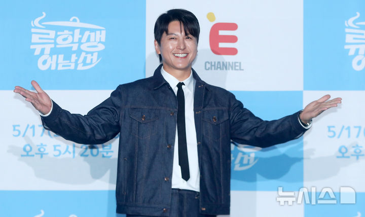 [서울=뉴시스] 김혜진 기자 = 배우 류수영이 15일 오전 서울 종로구 씨네큐브에서 열린 E채널 예능 프로그램 '류학생 어남선' 제작발표회에서 포즈를 취하고 있다. 2025.05.15. jini@newsis.com