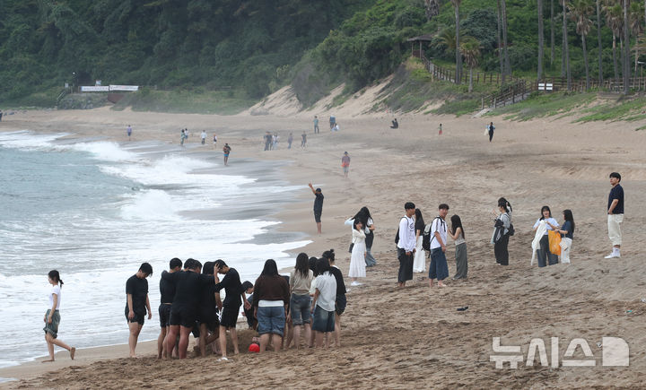 [제주=뉴시스] 우장호 기자 = 흐린 날씨를 보인 15일 오전 제주 서귀포시 중문색달해수욕장을 찾은 관광객들이 백사장 위에서 이른 여름 정취를 즐기고 있다. 2025.05.15. woo1223@newsis.com