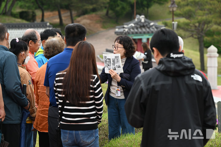 [광주=뉴시스] 박기웅 기자 = 5·18민주화운동 45주년을 3일 앞둔 15일 오전 광주 북구 운정동 국립 5·18민주묘지에서 단체 참배객들이 해설사로부터 희생자에 대한 설명을 듣고 있다. 2025.05.15. pboxer@newsis.com