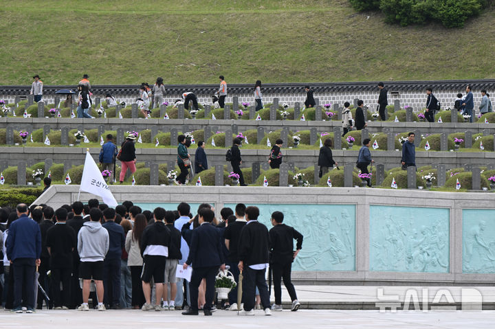 [광주=뉴시스] 박기웅 기자 = 5·18민주화운동 45주년을 3일 앞둔 15일 오전 광주 북구 운정동 국립 5·18민주묘지에 참배객들의 발길이 이어지고 있다. 2025.05.15. pboxer@newsis.com