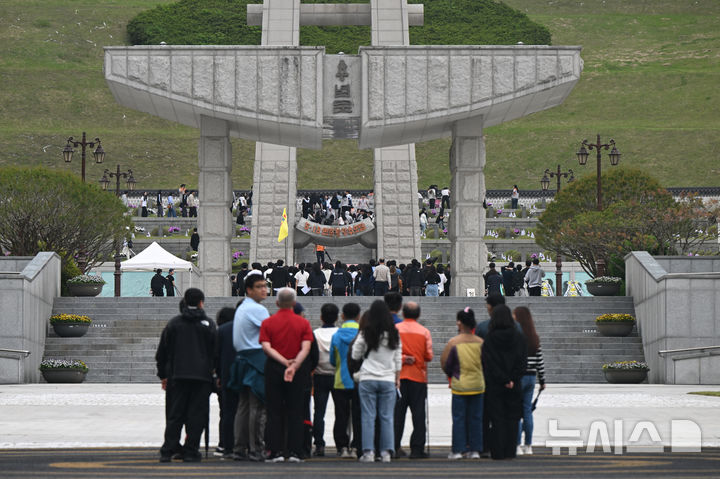 [광주=뉴시스] 박기웅 기자 = 5·18민주화운동 45주년을 3일 앞둔 15일 오전 광주 북구 운정동 국립 5·18민주묘지에 참배객들의 발길이 이어지고 있다. 2025.05.15. pboxer@newsis.com