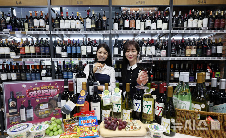 [서울=뉴시스] 조수정 기자 = 15일 오전 서울 용산구 이마트 용산점에서 모델들이 5000여종의 와인을 최대 50%까지 할인 판매하는 '이마트 와인장터'를 소개하고 있다. 행사는 16일부터 22일까지.  이마트는 고환율과 물가 상승에도 불구하고 사전 협상과 재고 확보를 통해 가격인상을 최소화하고 일부 제품은 전년보다 저렴한 가격에 판매한다. 2025.05.15. chocrystal@newsis.com