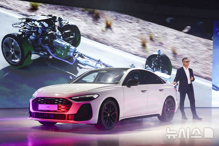 [김포=뉴시스] 김근수 기자 = 스티브 클로티 아우디코리아 사장이 15일 경기 김포시 아우디 에어로피스에서 열린 아우디 익스피리언스 더 뉴 아우디 A5 프리뷰에서 차량 소개를 하고 있다. 2025.05.15. ks@newsis.com