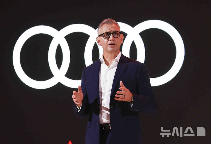 [김포=뉴시스] 김근수 기자 = 스티브 클로티 아우디코리아 사장이 15일 경기 김포시 아우디 에어로피스에서 열린 아우디 익스피리언스 더 뉴 아우디 A5 프리뷰에서 차량 소개를 하고 있다. 2025.05.15. ks@newsis.com