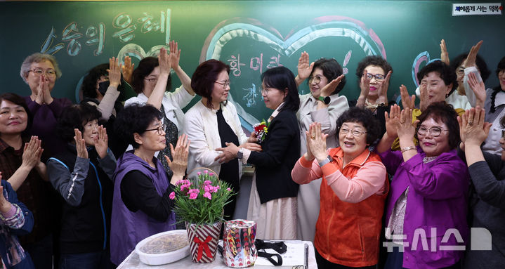 [서울=뉴시스] 김선웅 기자 = 스승의 날인 15일 서울 마포구 소재 일성여자중고등학교에서 만학도 학생들이 교사에게 감사의 마음을 전하고 있다. 2025.05.15. mangusta@newsis.com