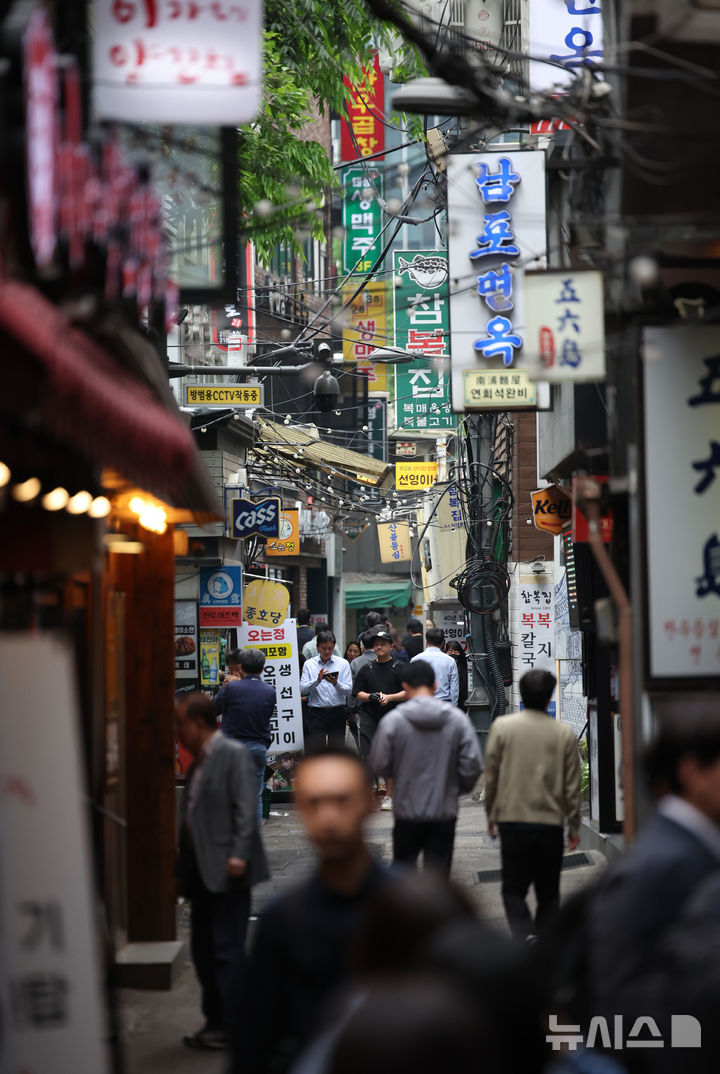 [서울=뉴시스] 김금보 기자 = 15일 점심시간 직장인들이 서울 시내 한 식당가를 이용하고 있다. 2025.05.15. kgb@newsis.com