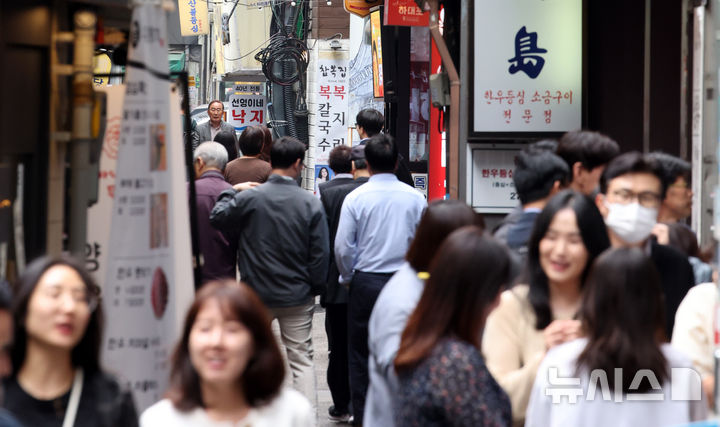 [서울=뉴시스] 김금보 기자 = 점심시간 직장인들이 서울 시내 한 식당가를 이용하고 있다. 주요 외식 메뉴 8개 중 5개 가격이 한 달 사이 다시 오른 것으로 나타났다. 한국소비자원 가격정보종합포털 '참가격'에 따르면 지난달 서울지역 김밥 한 줄 평균 가격이 3623원으로 전달보다 23원(0.6%) 올랐다. 메뉴별로 보면 김밥 가격이 가장 크게 올랐고, 비빔밥, 칼국수·자장면, 김치찌개, 백반, 냉면·삼계탕, 삼겹살 순으로 큰 상승률을 보였다. 2025.05.15. kgb@newsis.com