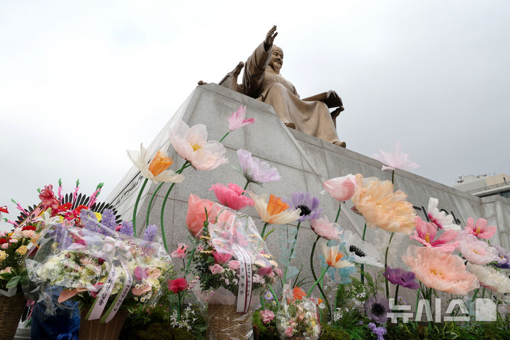 [서울=뉴시스] 김명원 기자 = 세종대왕 탄신일인 15일 서울 종로구 광화문 광장에 세종대왕 동상주변이 세종대왕 탄신을 축하하는 꽃으로 둘어싸여 있다. 2025.05.15. kmx1105@newsis.com