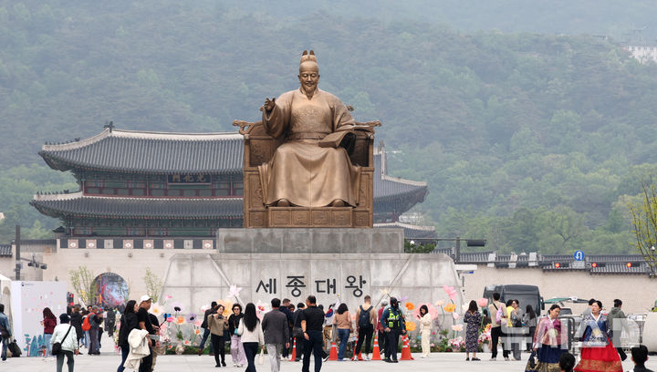 [서울=뉴시스] 김명원 기자 = 세종대왕 탄신일인 15일, 관광객과 시민들이 서울 종로구 광화문 광장의 세종대왕 동상을 둘러보고 있다.2025.05.15. kmx1105@newsis.com