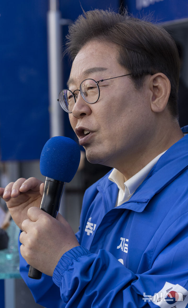 [광양=뉴시스] 권창회 기자 = 이재명 더불어민주당 대선 후보가 15일 전남 광양시 전남드레곤즈 축구장 인근에서 열린 유세에서 연설하고 있다. (공동취재) 2025.05.15. photo@newsis.com