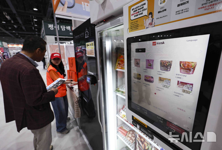 [서울=뉴시스] 김근수 기자 = 제78회 프랜차이즈 창업박람회 2025 개막 첫 날인 15일 서울 강서구 마곡 코엑스 컨벤션센터에서 관람객들이 창업 상담을 받고 있다. 2025.05.15. ks@newsis.com