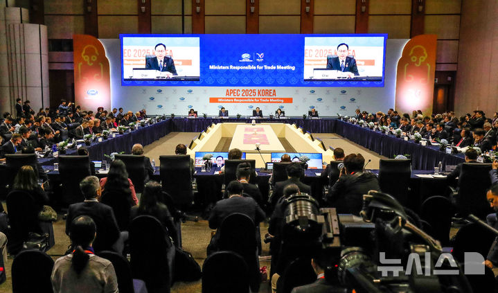 [서귀포=뉴시스] 15일(현지 시간) CNBC에 따르면 아시아태평양경제협력체(APEC)는 올해 성장률이 전년 3.6%에서 2.6%로 하락할 것으로 전망했다. 사진은 15일 오후 서귀포 제주국제컨벤션센터(ICC)에서 아시아태평양경제협력체(APEC) 통상장관회의가 열리고 있는 모습. 2025.05.15. 