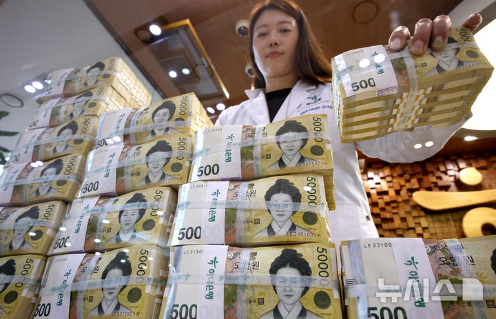 [서울=뉴시스] 김금보 기자 = 15일 서울 중구 하나은행 위변조대응센터에서 직원이 원화를 정리하고 있다. 3월 시중 통화량(M2)이 23개월 만에 감소해 4227조8000억원으로 줄었다. 한국은행이 15일 발표한 '2025년 3월 통화 및 유동성'에 따르면 올해 3월 M2(광의통화, 평잔)는 전월대비 3조8000억원 감소한 4227조8000억원을 기록했다. 2025.05.15. kgb@newsis .com