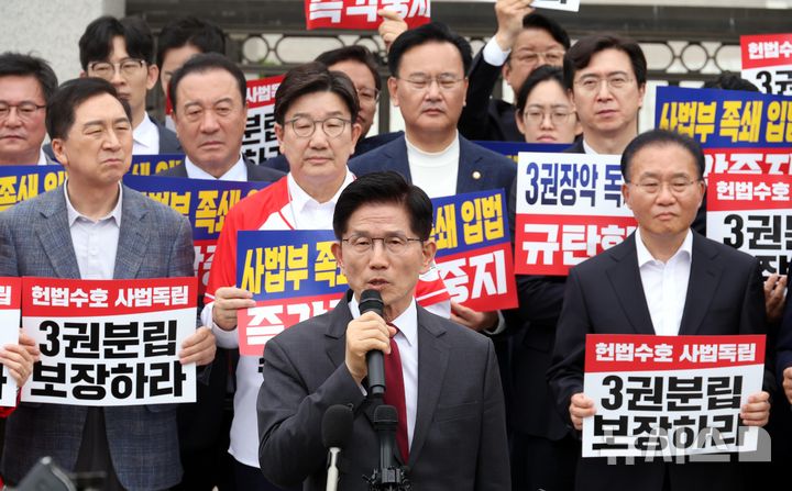 [서울=뉴시스] 조성봉 기자 = 김문수 국민의힘 대선후보가 15일 서울 서초구 대법원 앞에서 열린 사법부수호 및 민주당 규탄대회에서 발언을 하고 있다. 2025.05.15. suncho21@newsis.com