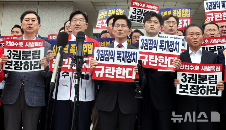 [서울=뉴시스] 조성봉 기자 = 김문수 국민의힘 대선후보, 김용태·권성동 공동선거대책위원장을 비롯한 의원들이 15일 서울 서초구 대법원 앞에서 열린 사법부수호 및 민주당 규탄대회에서 구호를 외치고 있다. 2025.05.15. suncho21@newsis.com