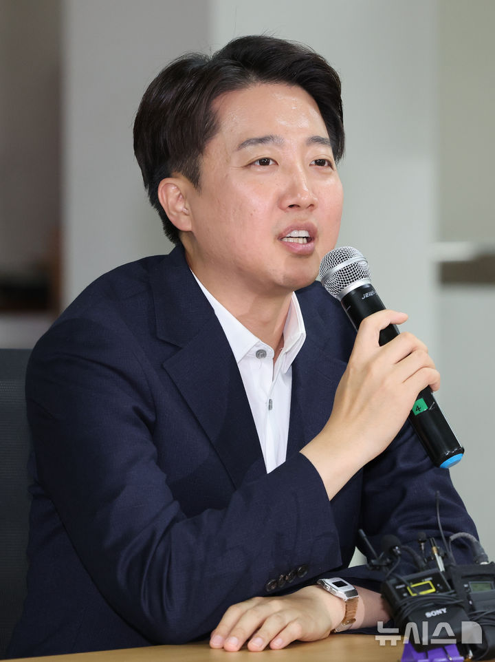 [서울=뉴시스] 황준선 기자 = 이준석 개혁신당 대통령선거 후보가 15일 서울 중구의 한 모임공간에서 열린 대한초등교사협회 주최 ‘서이초 사건과 같은 비극이 다시 일어나지 않기를’ 정책 간담회에 참석해 축사를 하고 있다.  2025.05.15. hwang@newsis.com