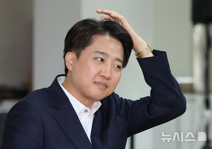 [서울=뉴시스] 황준선 기자 = 이준석 개혁신당 대통령선거 후보가 15일 서울 중구의 한 모임공간에서 열린 대한초등교사협회 주최 ‘서이초 사건과 같은 비극이 다시 일어나지 않기를’ 정책 간담회에 참석해 머리를 만지고 있다. 2025.05.15. hwang@newsis.com