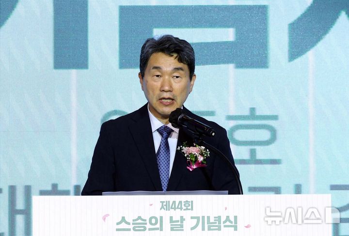 [서울=뉴시스] 최진석 기자 = 이주호 대통령 권한대행 부총리 겸 교육부 장관이 15일 서울 여의도 FKI 타워에서 열린 제44회 스승의 날 기념식에서 기념사를 하고 있다. 2025.05.15. myjs@newsis.com