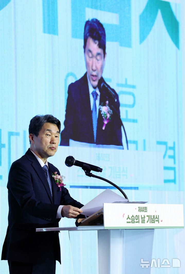 [서울=뉴시스] 최진석 기자 = 이주호 대통령 권한대행 부총리 겸 교육부 장관이 15일 서울 여의도 FKI 타워에서 열린 제44회 스승의 날 기념식에서 기념사를 하고 있다. 2025.05.15. myjs@newsis.com
