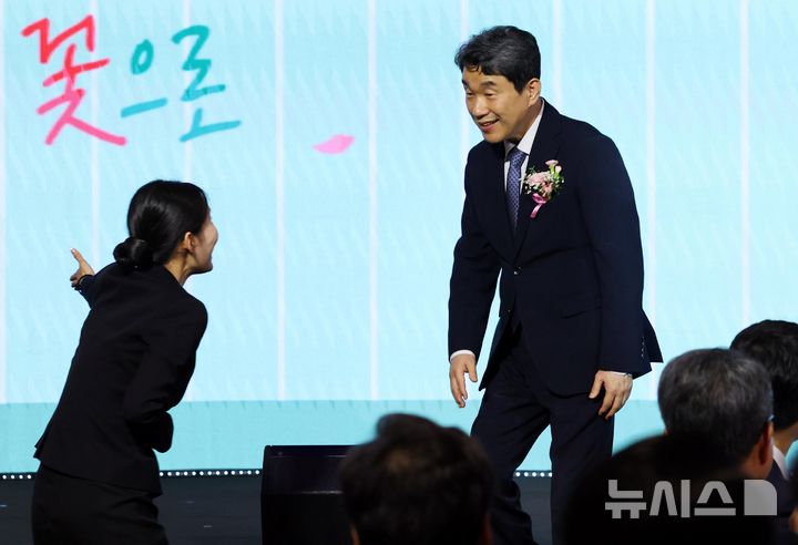 [서울=뉴시스] 최진석 기자 = 이주호 대통령 권한대행 부총리 겸 교육부 장관이 15일 서울 여의도 FKI 타워에서 열린 제44회 스승의 날 기념식에서 기념사를 마친 뒤 유공자 포상을 위해 이동하고 있다. 2025.05.15. myjs@newsis.com