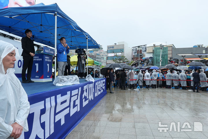 [여수=뉴시스] 권창회 기자 = 이재명 더불어민주당 대선 후보가 15일 전남 여수시 이순신광장에서 열린 집중유세에서 연설하고 있다. (공동취재) 2025.05.15. photo@newsis.com