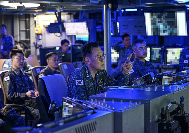 [서울=뉴시스] 정병혁 기자 = 김명수 합참의장이 15일 정조대왕함 전투지휘실에서 작전지휘를 하고 있다. (사진=합참 제공) 2025.05.15. photo@newsis.com *재판매 및 DB 금지