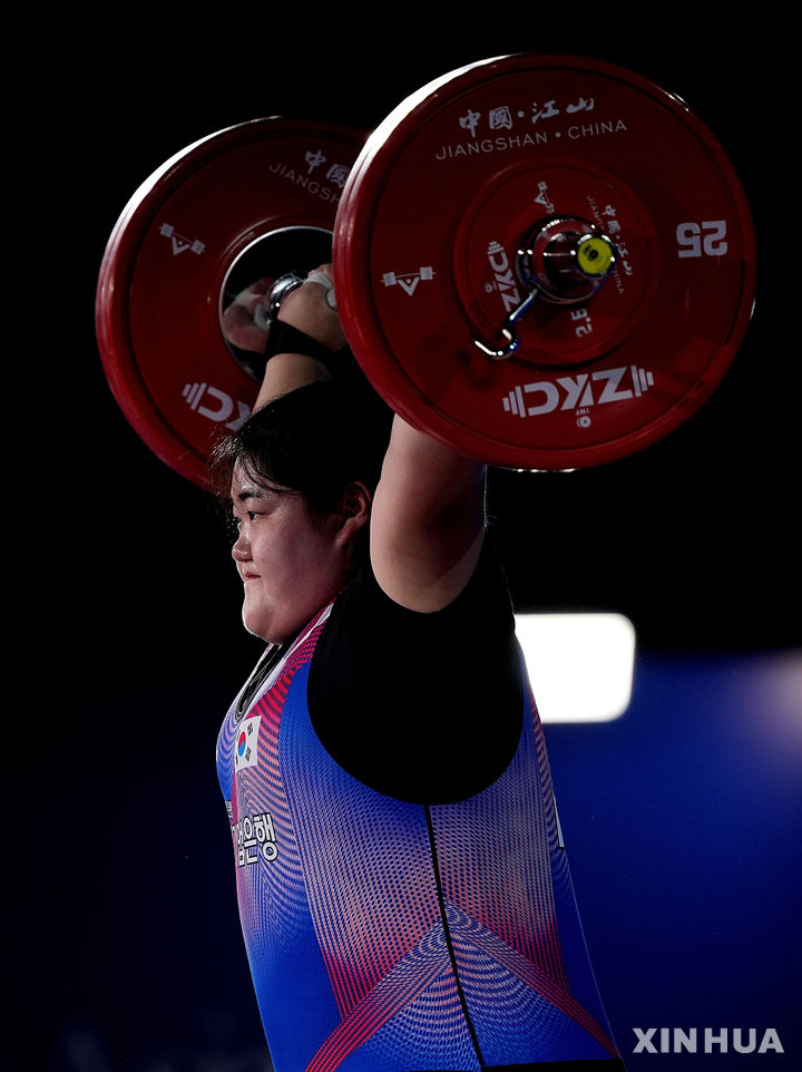 [장산=신화/뉴시스] 박혜정이 15일(현지 시간) 중국 저장성 장산에서 열린 2025 아시아역도선수권대회 여자 87㎏ 이상급 경기를 펼치고 있다. 박혜정은 인상 125㎏, 용상 160㎏, 합계 285㎏을 들어 올려 합계 2위(인상 2위, 용상 3위)를 기록했다. 아시아역도선수권은 인상, 용상, 합계 세 부문에서 각각 메달이 수여돼 박혜정은 은메달 2개, 동메달 1개를 수확했다. 2025.05.16.