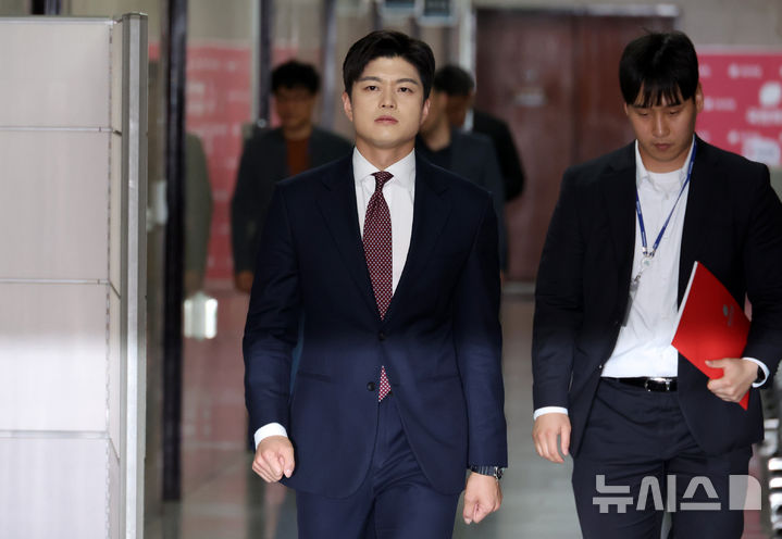 [서울=뉴시스] 조성우 기자 = 김용태 국민의힘 비상대책위원장이 15일 오후 서울 여의도 국회에서 열린 취임 공식 기자회견에 참석하기 위해 이동하고 있다. 2025.05.15. xconfind@newsis.com