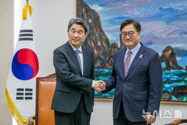 [서울=뉴시스] 국회사진기자단 = 우원식(오른쪽) 국회의장이 15일 오후 서울 여의도 국회를 찾은 이주호 대통령 권한대행 부총리 겸 교육부 장관을 접견하고 있다. 2025.05.15. xconfind@newsis.com