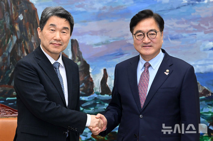 [서울=뉴시스] 국회사진기자단 = 우원식(오른쪽) 국회의장이 15일 오후 서울 여의도 국회를 찾은 이주호 대통령 권한대행 부총리 겸 교육부 장관을 접견하며 기념촬영하고 있다. 2025.05.15. xconfind@newsis.com