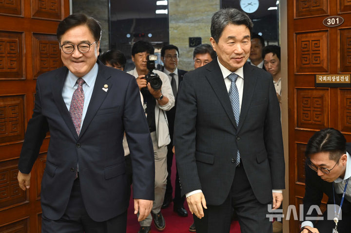 [서울=뉴시스] 국회사진기자단 = 우원식(왼쪽) 국회의장이 15일 오후 서울 여의도 국회를 찾은 이주호 대통령 권한대행 부총리 겸 교육부 장관과 만나 접견장으로 이동하고 있다. 2025.05.15. xconfind@newsis.com