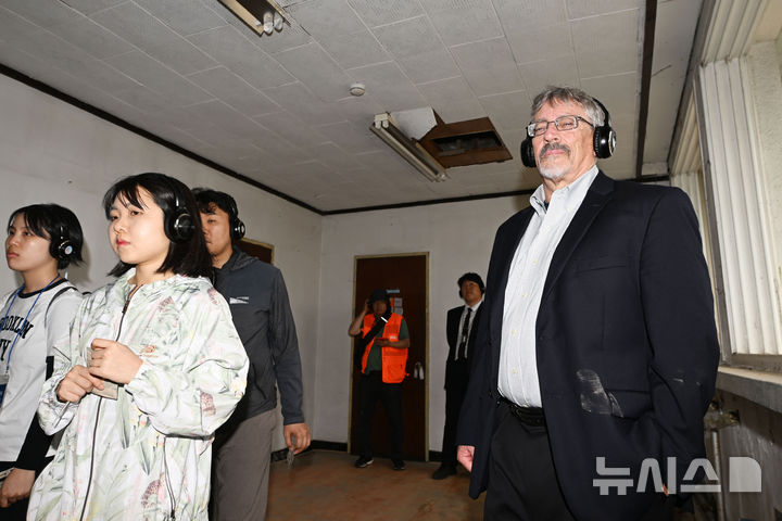 [광주=뉴시스] 이영주 기자 = '푸른 눈의 5·18 시민군' 데이비드 돌린저(David L. Dolinger·72·한국명 임대운·가운데)가 15일 오후 광주 서구 5·18역사공원 내 505보안부대 옛터에서 지역 창작 그룹 '모이즈'의 5·18사적지 탐방 프로그램 '콘크리트 보이스'에 참여하고 있다. 505보안부대는 5·18민주화운동 당시 계엄군이 시민들을 붙잡아 모진 고문을 행한 곳이다. 2025.05.14. leeyj2578@newsis.com