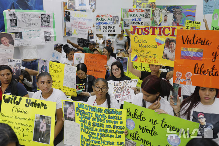 [카라카스= AP/뉴시스]미국에서 트럼프대통령의 명령으로 지난 3월 24일 강제귀국 당한 베네수엘라 이민들 가족들이 이들에게 갱단 누명을 씌워 추방했다며&nbsp; 카라카스에서 석방을 요구하고 항의 시위를 하고 있다. 2025. 06.18.&nbsp; 