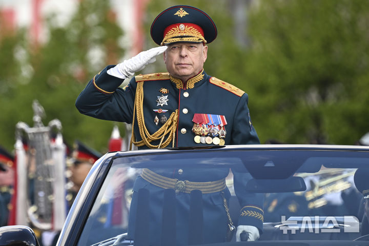 [모스크바=AP/뉴사스] 블라디미르 푸틴 러시아 대통령은 15일(현지 시간) 올레그 살류코프 러시아 육군 참모총장을 해임하고 국가안보회의 부서기로 임명했다. 사진은 지난 9일 모스크바 붉은광장에서 진행된 전승절 80주년 열병식에서 경례하고 있는 살류코프 육군 총사령관. 2025.05.16.