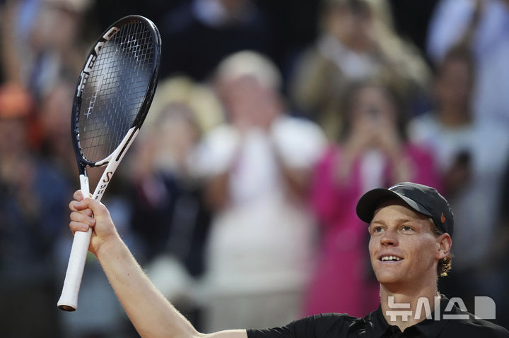 [로마=AP/뉴시스] 얀니크 신네르(1위·이탈리아)가 지난 15일(현지 시간) 이탈리아 로마에서 열린 남자프로테니스(ATP) 투어 BNL 이탈리아 인터내셔널(이탈리아오픈) 단식 8강전에서 카스페르 루드(7위·노르웨이)를 물리친 후 인사하고 있다. 신네르가 2-0(6-0 6-1)로 승리하고 4강에 올라 토미 폴(12위·미국)과 결승 진출을 다툰다. 2025.05.16.