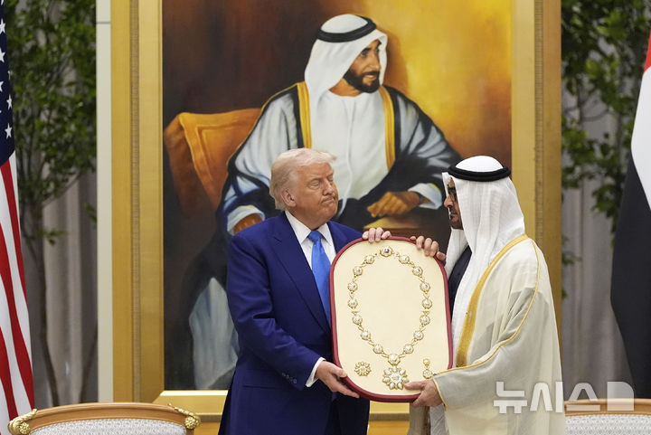 [아부다비=AP/뉴시스] 도널드 트럼프(왼쪽) 미국 대통령이 15일(현지 시간) 아랍에미리트(UAE) 아부다비 대통령궁에서 무함마드 빈 자이드 알나하얀 UAE 대통령으로부터 자이드 대훈장을 받고 있다. 트럼프 대통령이 걸프 국가와 인공지능 협력을 강화하면서 기술 유출 우려가 제기되고 있다. 2025.05.16.