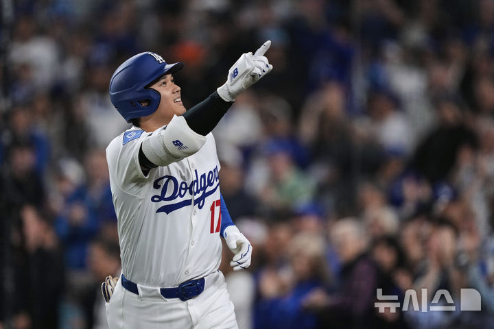 [로스앤젤레스=AP/뉴시스] LA 다저스의 오타니 쇼헤이가 지난 15일(현지 시간) 미 캘리포니아주 로스앤젤레스의 다저스타디움에서 열린 2025 메이저리그 오클랜드 애슬레틱스와의 경기 3회 말 3점 홈런을 친 후 세리머니하고 있다. 오타니는 4회 말에는 김혜성을 불러들이는 2점 홈런을 치며 멀티 홈런을 기록했다. 2025.05.16.