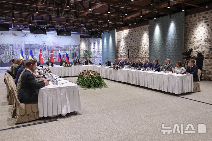 [이스탄불=AP/뉴시스] 16일(현지 시간) 튀르키예 이스탄불 돌마바흐체 궁전에서 하칸 피단 튀르키예 외무장관(가운데)의 중재로 러시아(오른쪽)와 우크라이나 대표단 간 종전 협상이 진행되고 있다. 2025.05.17.