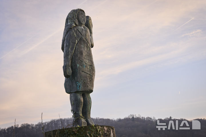 [로즈노=AP/뉴시스]멜라니아 트럼프 의 고향인 슬로베니아 세브니차 인근 로즈노 마을에 들어선 멜라니아 청동 조각상. 이 조각이 발목이 잘린 채 통째로 사라져 경찰이 수사하고 있다. 2025.5.17. 