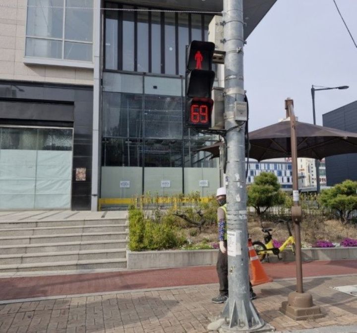 보행신호 적색 잔여시간 표시 신호등. *재판매 및 DB 금지