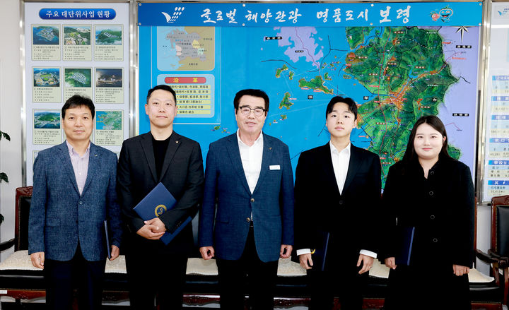 [보령=뉴시스] 보령시립합창단 신규단원들과 김동일 보령시장 기념촬영. (사진=보령시 제공) 2025.05.16. photo@newsis.com *재판매 및 DB 금지