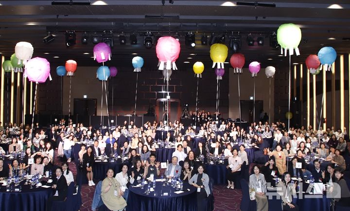 [서울=뉴시스] 15일 경기도 소노캄 고양에서 개최된 '2025 아름다운 동행' 행사에서 대교그룹 창업주 강영중 명예회장(맨 앞 가운데 테이블 오른쪽에서 세번째)이 대교그룹 소속 선생님들과 함께 기념사진을 촬영하고 있다.(사진= 대교그룹 제공)