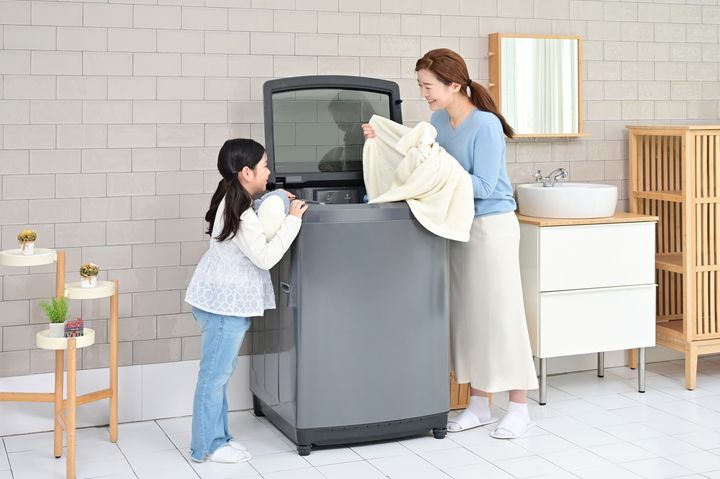 [서울=뉴시스]삼성전자가 전자동 세탁기에 AI 기능을 탑재한 2025년형 'AI 통버블 세탁기' 신제품을 출시했다. (사진 = 삼성전자) 2025.05.16. photo@newsis.com&nbsp;&nbsp; *재판매 및 DB 금지