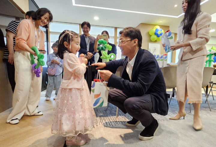 GS리테일 ‘패밀리 데이(Family Day)’에서 허서홍 GS리테일 대표이사(오른쪽에서 두번째)가 참가한 아동과 이야기를 나누고 있다. (사진=GS리테일 제공) *재판매 및 DB 금지