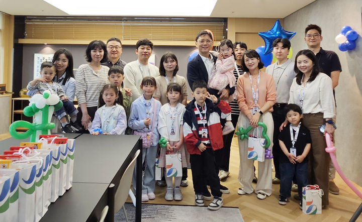 GS리테일 ‘패밀리 데이(Family Day)’에서 허서홍 GS리테일 대표이사가 집무실을 방문한 임직원 가족들과 기념사진을 찍고 있다. (사진=GS리테일 제공) *재판매 및 DB 금지