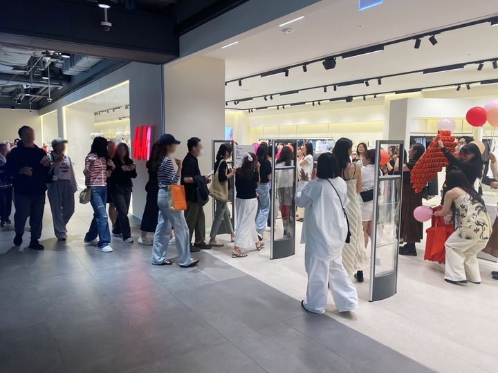 [서울=뉴시스]HDC그룹 유통 계열사 HDC아이파크몰은 글로벌 패션브랜드 H&M 용산 아이파크몰점에 리뉴얼(Renewal) 오픈 당일 1만여명이 몰려 하루 매출 약 1억원을 기록했다고 16일 밝혔다.(사진=HDC아이파크몰 제공) *재판매 및 DB 금지