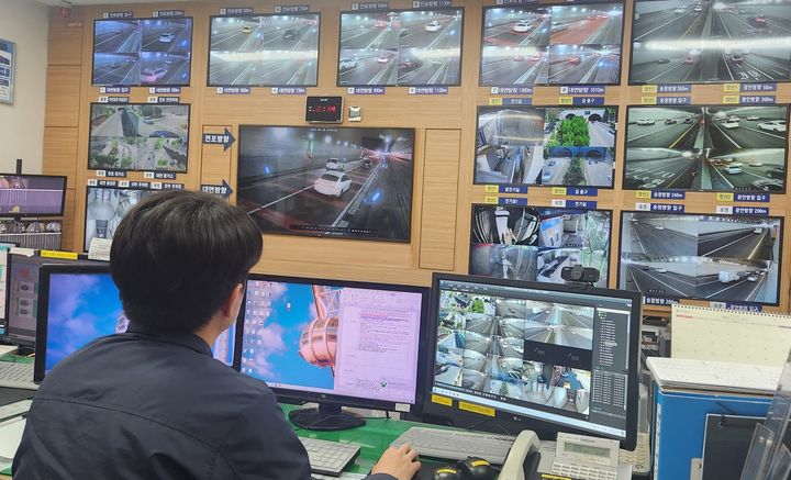 [부산=뉴시스] 부산 황령터널 상황실. (사진=부산시설공단 제공) 2025.05.16. photo@newsis.com&nbsp;&nbsp; *재판매 및 DB 금지