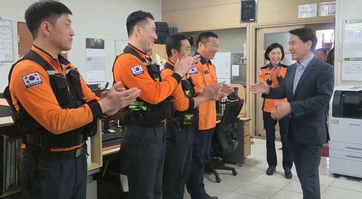 [홍천=뉴시스]김진태 강원특별자치도지사가 15일 홍천소방서(서장 김숙자)를 방문해 주요 현안 업무보고를 받고 소방공무원들과 의용소방대원을 격려하고 있다.(사진=홍천소방서 제공) *재판매 및 DB 금지